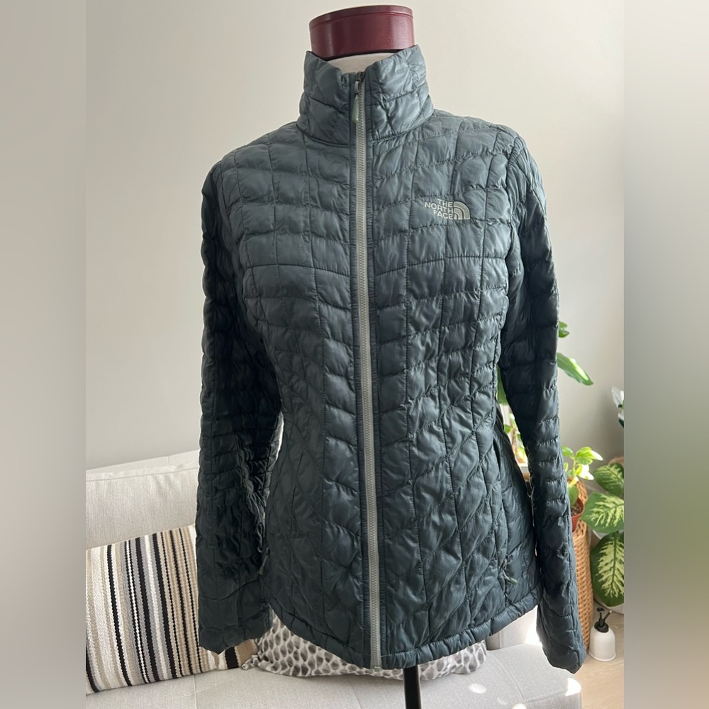 Northface women’s thin puffer jacket, sz s